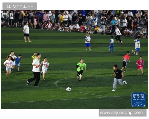 足球明星与冰淇淋的完美结合精彩图片分享让你感受夏日的清凉与热情